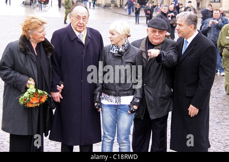 Barbara Genscher, Hans-Dietrich Genscher, Anastasia Virganskaya, Mikhail Gorbachev, Klaus Wowereit auf der Ostseite von der Stockfoto