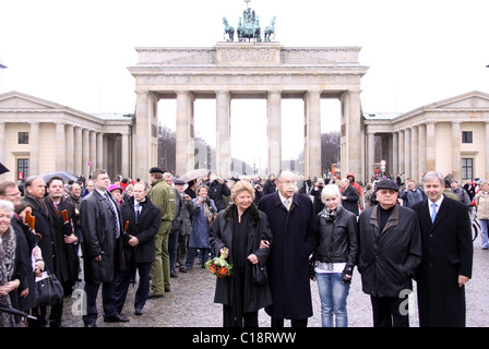 Barbara Genscher, Hans-Dietrich Genscher, Anastasia Virganskaya, Mikhail Gorbachev, Klaus Wowereit auf der Ostseite von der Stockfoto