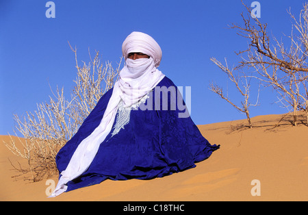 Libyen, Region der Wüste, Fezzan (Sahara), Tuareg in traditionellen kleiden in den Dünen von Erg Takioumet Stockfoto