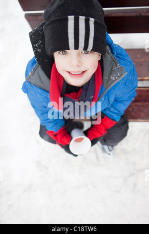 Lächelnde junge an einem kalten Wintertag Stockfoto
