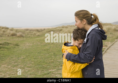 Mutter und Sohn umarmt auf Promenade Stockfoto