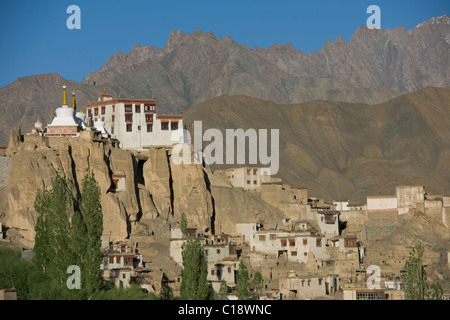 Lamayuru Gompa, erbaut auf einem Felsen über der Stadt von Lamayuru, (Ladakh) Jammu & Kaschmir, Indien outcop Stockfoto