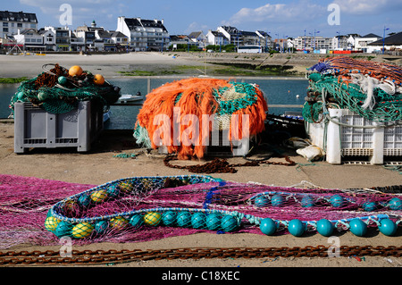 Fischernetze in den Hafen von Quiberon im Département Morbihan in der Bretagne im Nordwesten Frankreichs Stockfoto