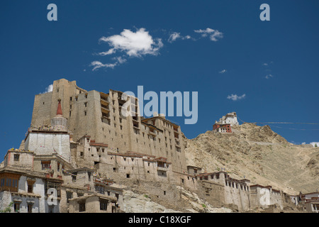 Leh Palace überragt die Altstadt mit der Namgyal Tsemos Gompa hinter Leh (Ladakh) Jammu & Kaschmir, Indien Stockfoto