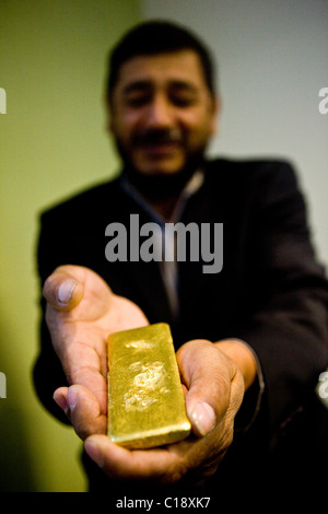 Fairtrade gold Bar statt von gold miner Stockfoto