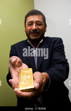 Fairtrade gold Bar statt von gold miner Stockfoto