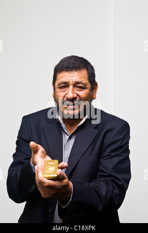 Fairtrade gold Bar statt von gold miner Stockfoto