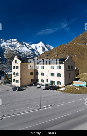 Glocknerhaus-Gästehaus mit Blick auf Mount Großglockner, 3798 m, Kaiserin Elisabethruhe auf der Großglockner hohe Alm Stockfoto