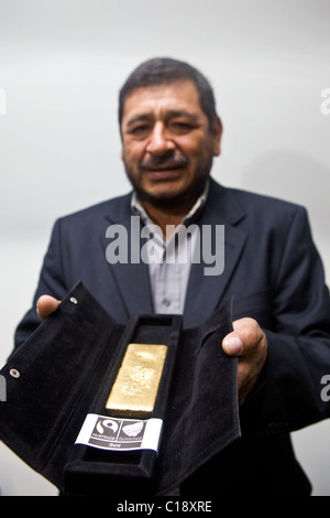 Fairtrade gold Bar statt von gold miner Stockfoto