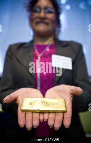 Fairtrade gold Bar statt von gold miner Stockfoto