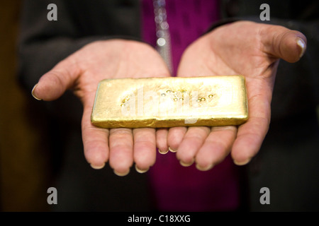 Fairtrade gold Bar statt von gold miner Stockfoto