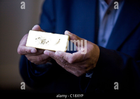 Fairtrade gold Bar statt von gold miner Stockfoto