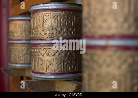 Gebetsmühlen am Spituk Gompa, in der Nähe von Leh (Ladakh) Jammu & Kaschmir, Indien Stockfoto