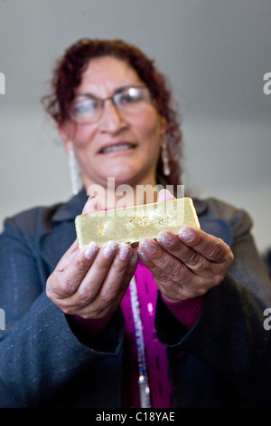 Fairtrade gold Bar statt von gold miner Stockfoto