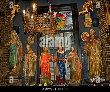 Antwerpen bar Het Elfde Gebod das elfte Gebot 400 heilige Bilder aus dem 16. Jahrhundert Kathedrale Café Belgien Stockfoto