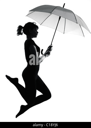 voller Länge Silhouette im Schatten einer jungen Frau, die fliegen mit offenen Regenschirm im Studio auf weißen Hintergrund isoliert Stockfoto