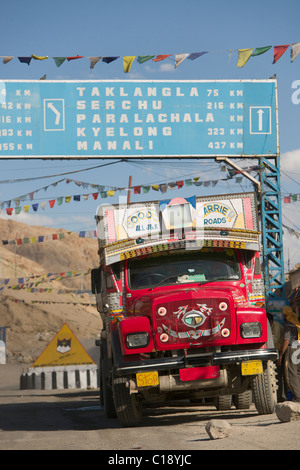 Malte LKW unter einem Schild auf der Leh-Manali-Autobahn bei Karoo, (Ladakh) Jammu & Kaschmir, Indien Stockfoto