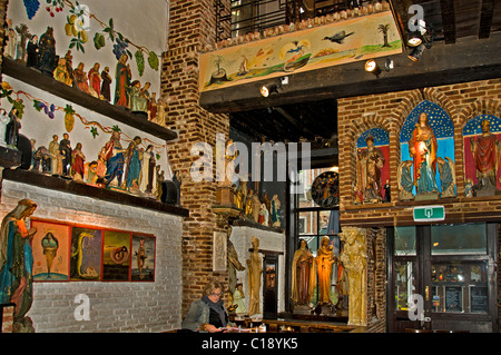 Antwerpen bar Het Elfde Gebod das elfte Gebot 400 heilige Bilder aus dem 16. Jahrhundert Kathedrale Café Belgien Stockfoto