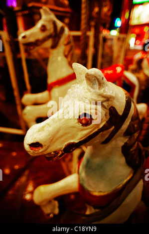 Pferde auf dem Kinderkarussell nachts im Wiener Prater Park, Wien, Österreich, Europa Stockfoto