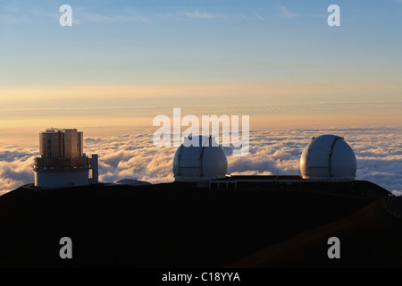 Kuppeln von dem Subaru-Teleskop und die beiden Keck-Teleskope in der Nähe des Gipfels des erloschenen Vulkans Mauna Kea, Hawaii, USA Stockfoto