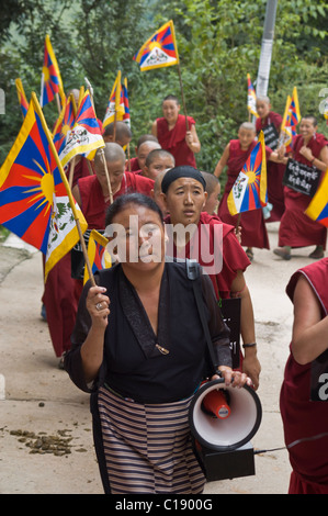 Eine tibetische Frau protestiert mit tibetischen Mönchen in Indien Stockfoto