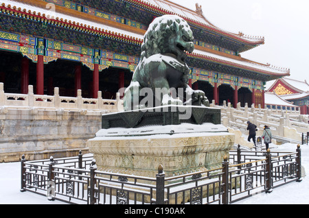 Löwe aus Bronze vor der Halle der höchsten Harmonie. Die Verbotene Stadt im Winter. Beijing. China Stockfoto