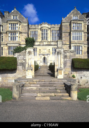 Steintreppen hinauf zum historischen Landhaus Fountains Hall im Studley Royal Park in der Nähe der Fountains Abbey North Yorkshire England façade Stockfoto