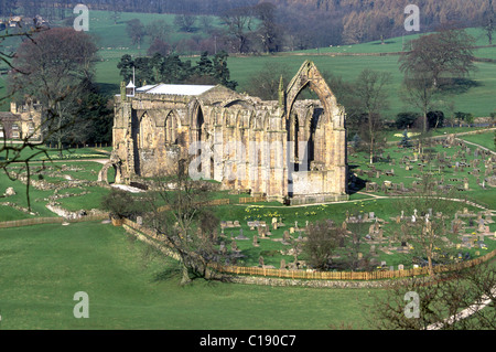 Blick von Oben auf die Ruinen von Bolton Abbey auch als Bolton Priory mit aktiven Pfarrkirche am hinteren bekannt & umzäunten Friedhof in Bösingen UK Stockfoto