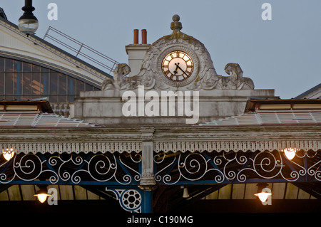 Nahaufnahme der Uhr im Bahnhof Brighton Stockfoto