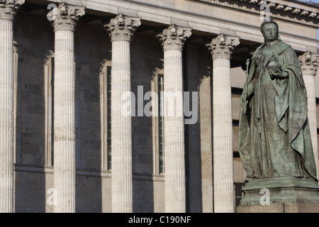 Statue von Königin Victoria, Victoria Square, mit den Spalten des Rathauses im Hintergrund, Birmingham Stockfoto
