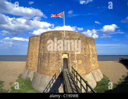 Historisches Martello Tower Gebäude & Fußgängerbrücke Union Jack Flagge Kiesstrand jenseits der Nordsee Horizont Aldeburgh Suffolk Küste East Anglia England Großbritannien Stockfoto