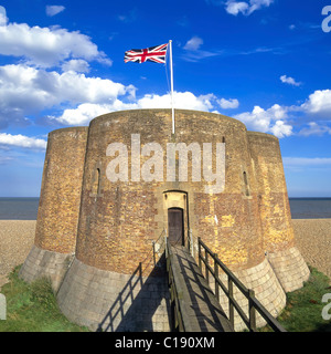 Historisches Martello Tower Gebäude & Fußgängerbrücke Union Jack Flagge Kiesstrand jenseits der Nordsee Horizont Aldeburgh Suffolk Küste East Anglia England Großbritannien Stockfoto