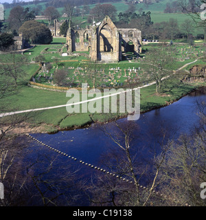 Blick von oben auf die Ruine von Bolton Abbey mit River Wharfe Trittsteine im späten Winter Frühjahr North Yorkshire England Großbritannien Stockfoto