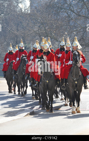 Soldaten und Pferde der Rettungsschwimmer montiert Household Cavalry Regiment im Winter feierliche Umhänge einheitliche Reiten in Hyde Park London England Großbritannien Stockfoto