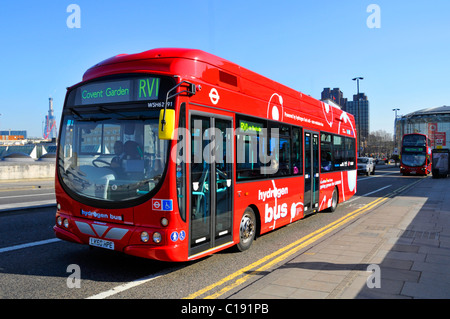 Umweltfreundliche rote Wasserstoff-Brennstoffzellen-Technologie Null-Emissionen-Bus Mit öffentlichen Verkehrsmitteln zur London Route RV1 auf der Waterloo Bridge England GB Stockfoto