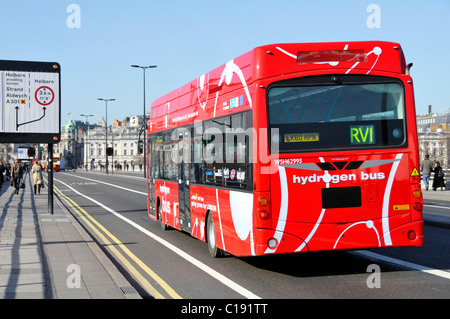 Umweltfreundliche rote Wasserstoff-Brennstoffzellen-Technologie Null-Emissionen-Bus Mit öffentlichen Verkehrsmitteln zur London Route RV1 auf der Waterloo Bridge England GB Stockfoto