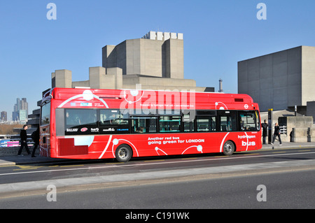 Umweltfreundliche rote Wasserstoff-Brennstoffzellen-Technologie Null-Emissionen-Bus Mit öffentlichen Verkehrsmitteln zur London Route RV1 auf der Waterloo Bridge England GB Stockfoto