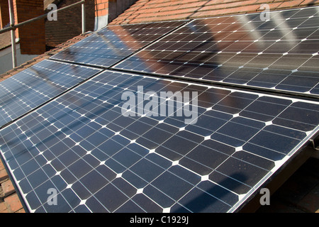 Installation von Photovoltaik (pv)-Solar-Panels auf einem Satteldach. Stockfoto