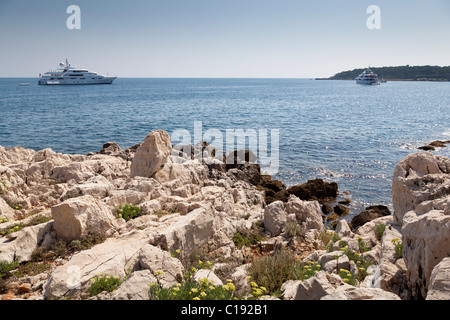 Großen Motoryachten verankert aus Cap d ' Antibes, Frankreich. Stockfoto