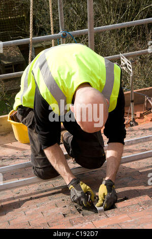 Installation von PV-Photovoltaik-Solarzellen auf einem Satteldach. Stockfoto