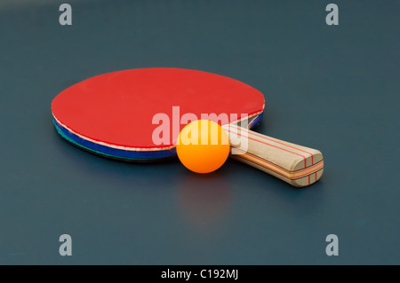 Tischtennis-Schläger und Ball auf Tischtennis Stockfoto