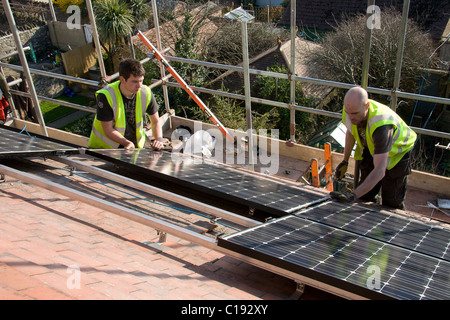 Installation von PV-Photovoltaik-Solarzellen auf einem Satteldach. Stockfoto