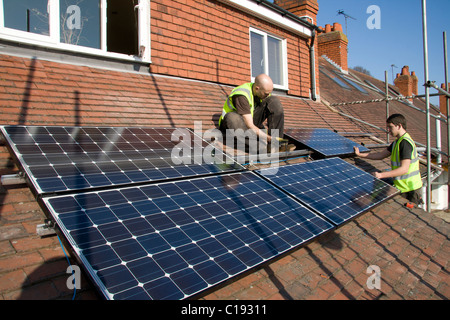 Installation von PV-Photovoltaik-Solarzellen auf einem Satteldach. Stockfoto