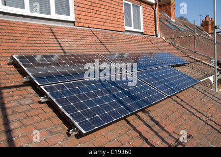 Installation von Photovoltaik (pv)-Solar-Panels auf einem Schrägdach Stockfoto