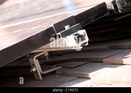 Installation von Photovoltaik (pv)-Solar-Panels auf einem Schrägdach Stockfoto