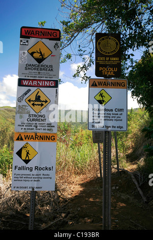 Warnzeichen vor dem Abstieg in die Bucht im Pololu Valley und Pololu Valley Trail, Highway 270 North Kohala Coast Stockfoto