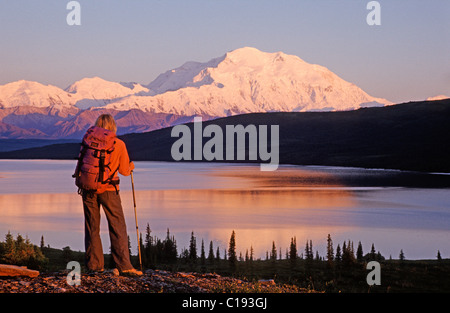 Wanderer mit Blick auf Mt. McKinley, Denali National Park, Alaska, Nordamerika Stockfoto