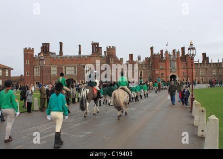 Rangers Association Pferdeparade der Chapel Royal, Hampton Court Palace für einen Dienst, Gründer Tag zu begehen Stockfoto