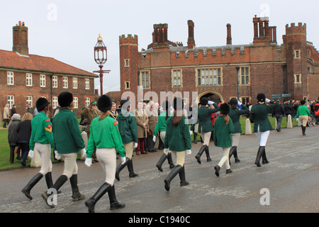 Rangers Association Pferdeparade der Chapel Royal, Hampton Court Palace für einen Dienst, Gründer Tag zu begehen Stockfoto