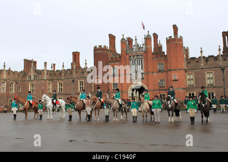 Rangers Association Pferdeparade der Chapel Royal, Hampton Court Palace für einen Dienst, Gründer Tag zu begehen Stockfoto